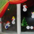 Снеговик на окно из бумаги для украшения окон к Новому году: распечатать и вырезать шаблоны и трафареты для наклейки и рисования на окнах, фото